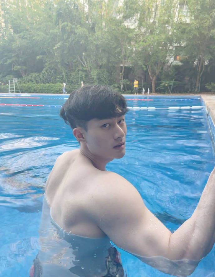 23岁的肌肉大男孩,穿衣显瘦,脱衣有肉,一身精肌帅气吸睛!