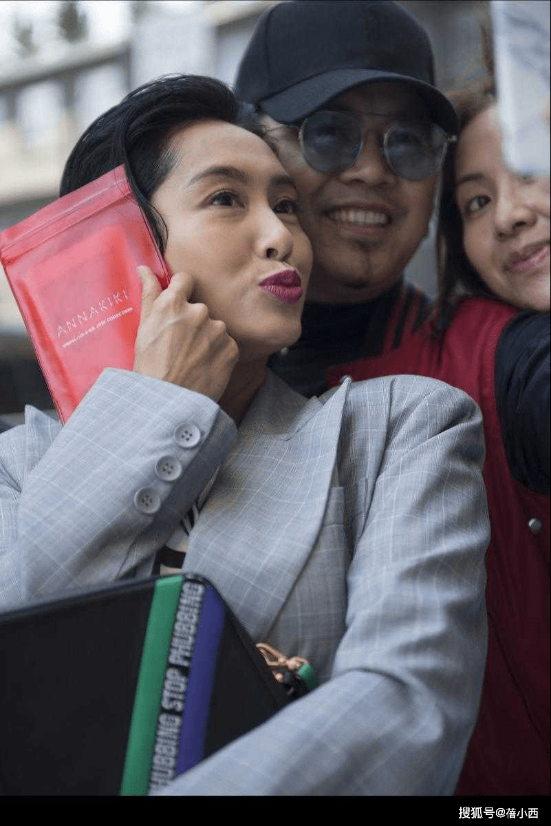 套装|朱茵这回风格大变，梳起大背头穿格纹西装套装，就她能穿出国际范