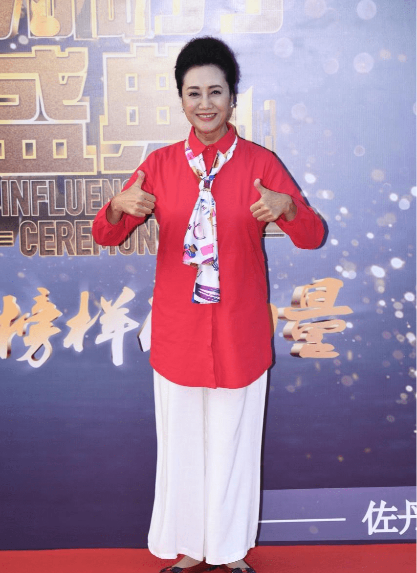 身材|车晓的瘦让身材大打折扣，别看妈妈王丽云穿得花，也比闺女有气质
