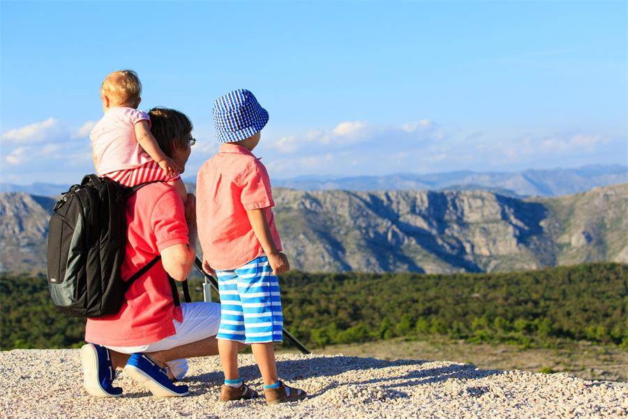 半岛体育孩子几岁适合出门旅游？年龄不是问题但这3个方面要特别注意(图2)