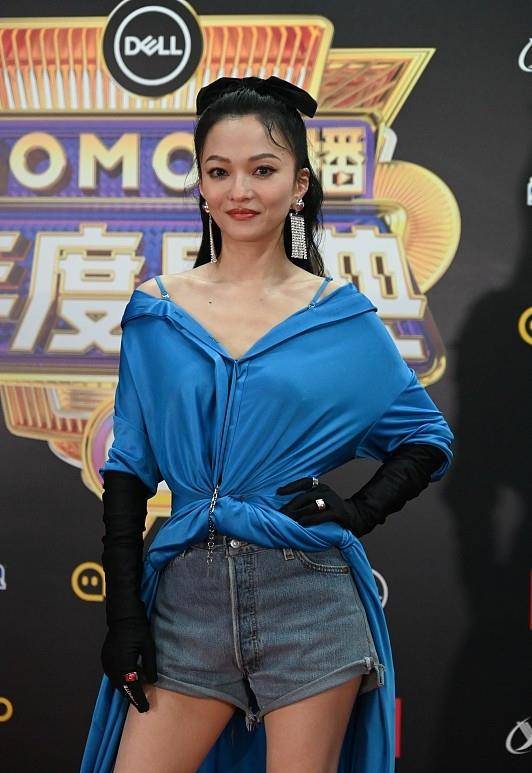 颜色|张韶涵的眉毛越看越奇怪,不过生图依旧很美,选的服装很年轻