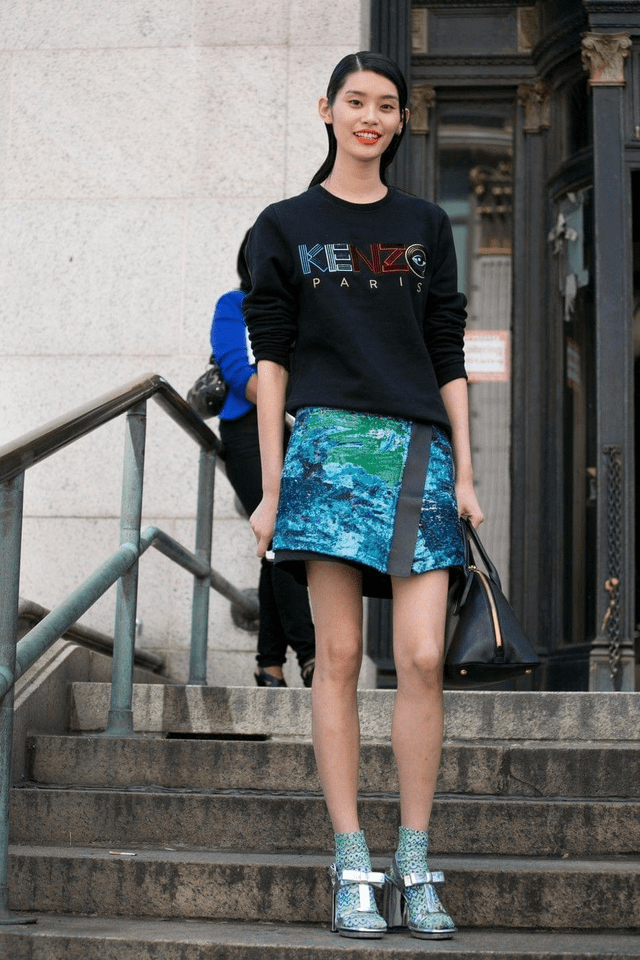 下半身|李艾走机场真随意,黑色卫衣搭牛仔裤随性洒脱,“筷子腿”真惹眼