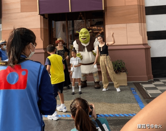 影城|48岁李冰冰现身环球影城，引发众人拍照围观，与小朋友合照超亲切