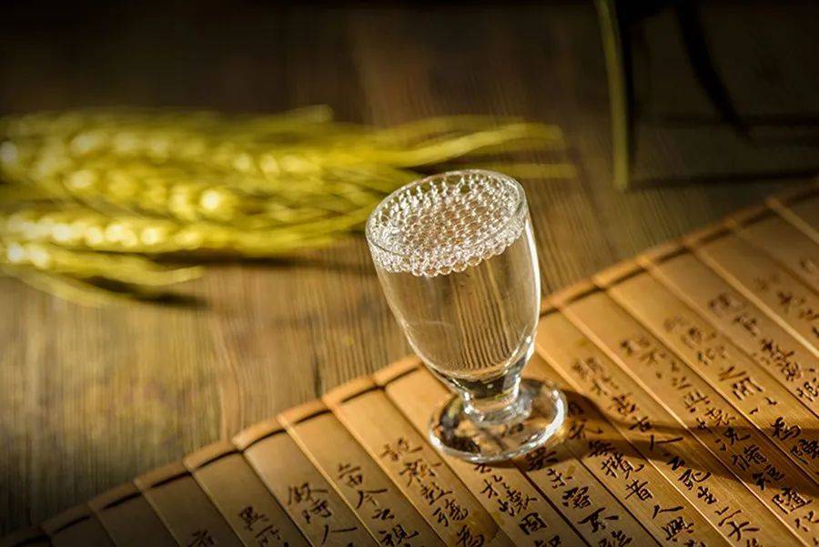 杯"即便是征战边塞的将士宋太祖不动声色间"杯酒释兵权"曹操对酒当歌