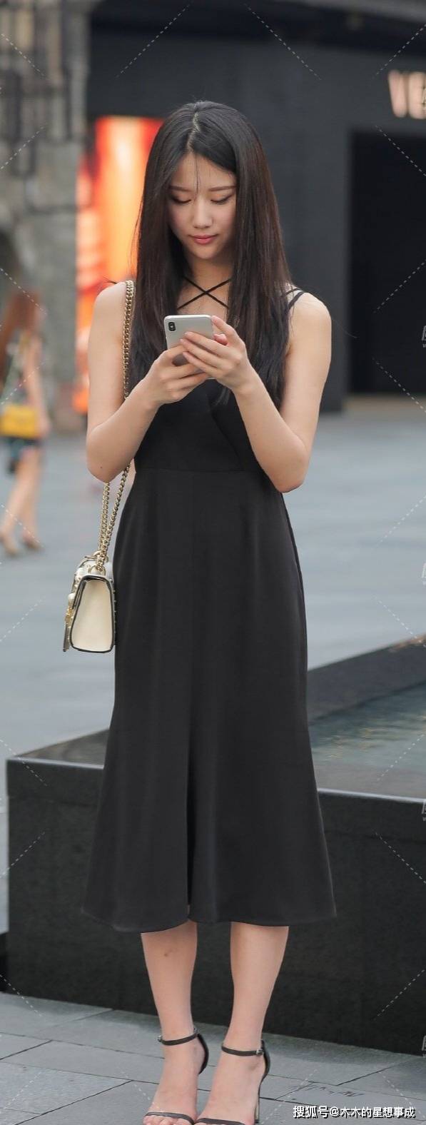 身材|V领口的服装不仅能让女孩穿出大气的时尚感更显身材