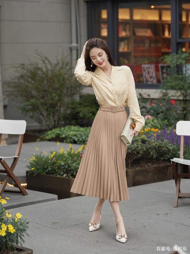 毛衣|30+的女生怎么穿才有气质？白色衬衫配长款简约大方，减龄又洋气