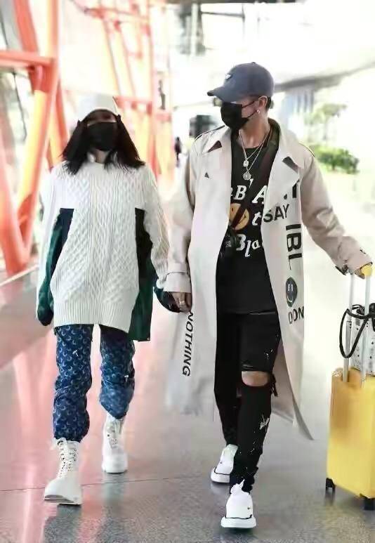 服装|钟丽缇两口子走机场，身材微胖还穿紧身外套，勒出“马蜂腰”绝了