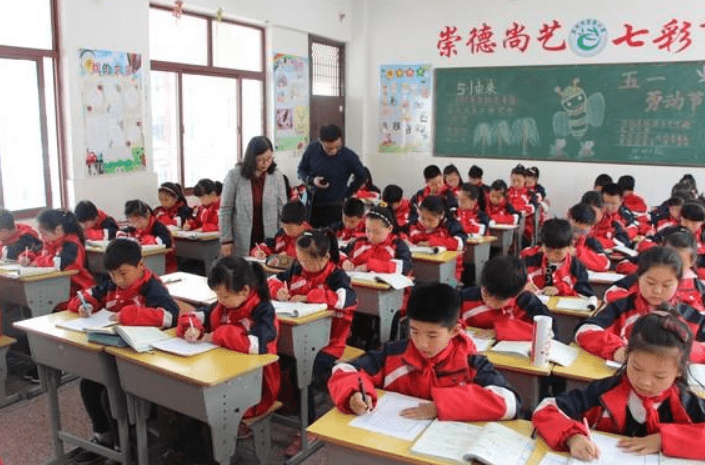 责任心|幼儿园老师吐槽“工资低”，工资条被曝光后，家长劝其别不知足