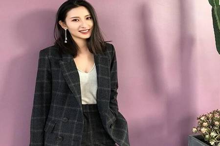线条美|内搭小V领打底衫,拉长颈脖线条美,穿出天鹅颈的即视感,透着迷人的小性感