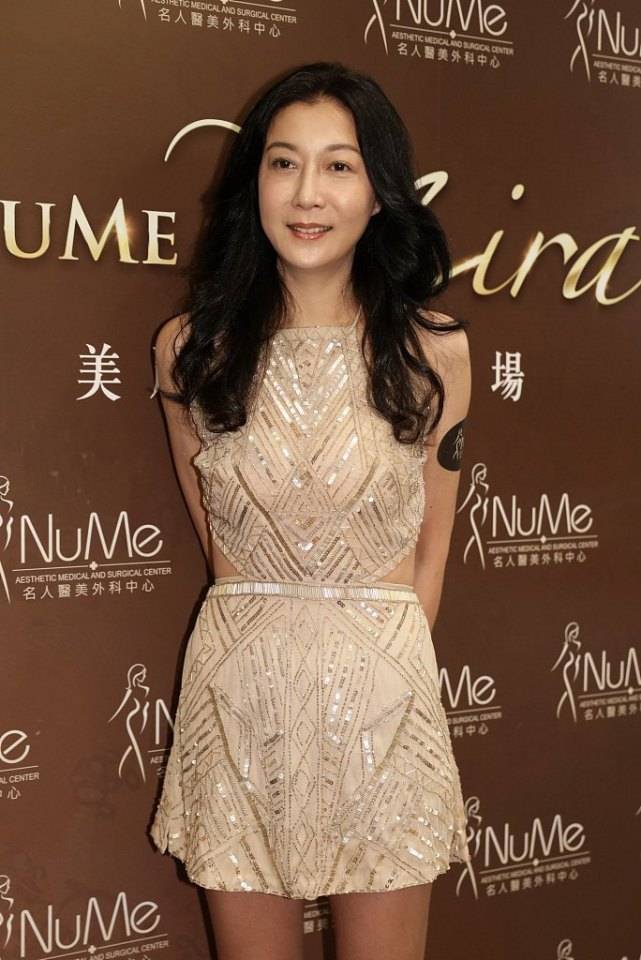 个性|成龙旧爱吴绮莉风韵犹存，穿紧身裙腰部镂空惹眼，长腿没半点缩水！