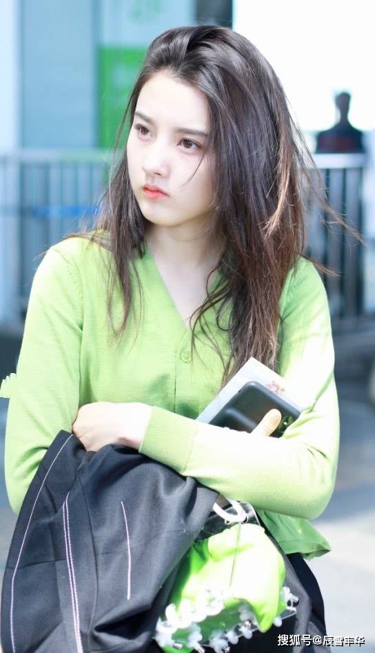 身材|学宋祖儿这样穿针织衫,衣角拧成麻花配喇叭裤,一身黑照样显年轻