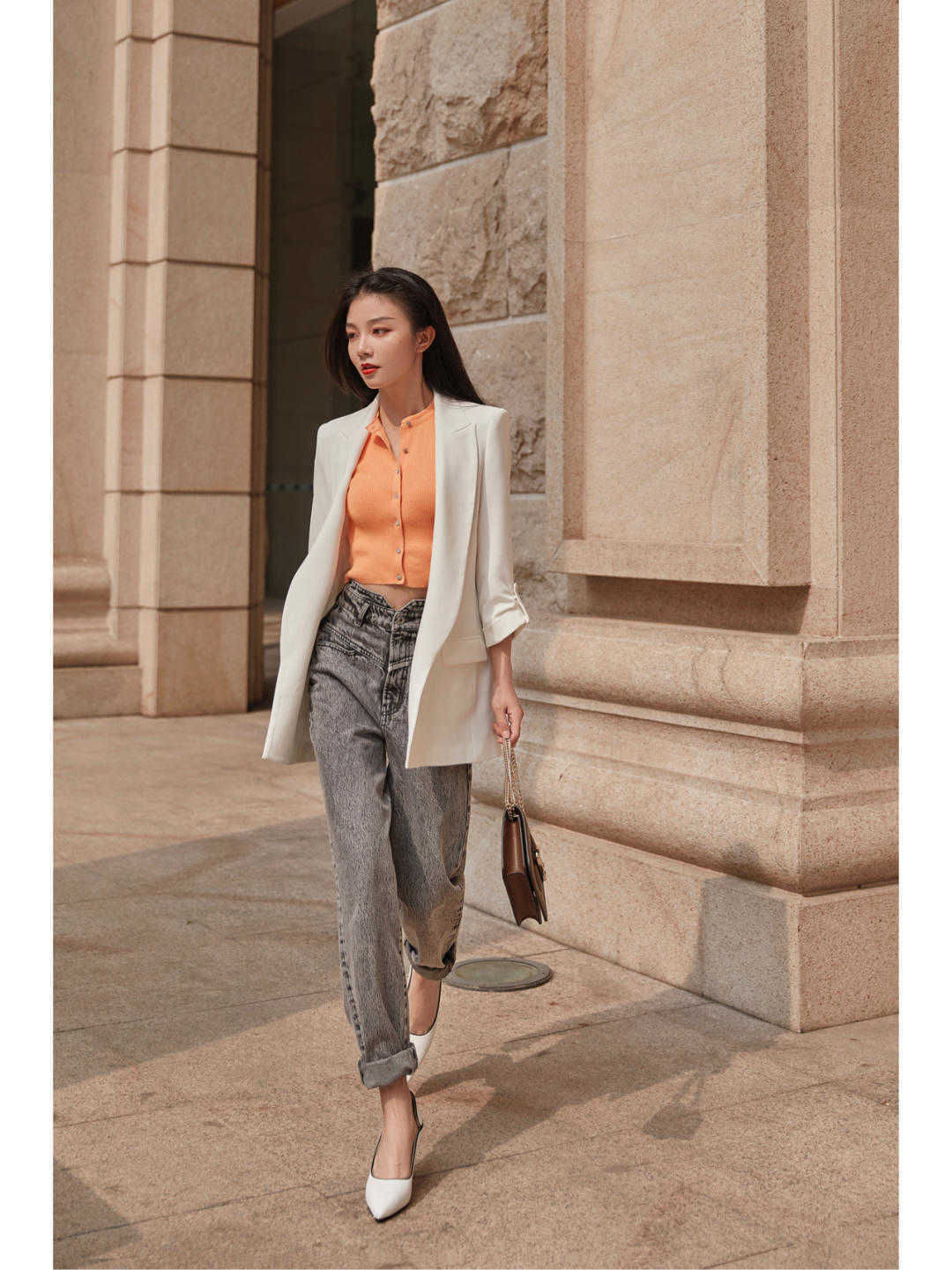 显得|小个子女生入秋就这么穿，蓝色衬衫搭高腰裤又飒又美，显高又显瘦