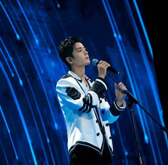 卫视|肖战在大年初一春晚闪亮登场，唱得眼眶湿润，给观众带来了小惊喜