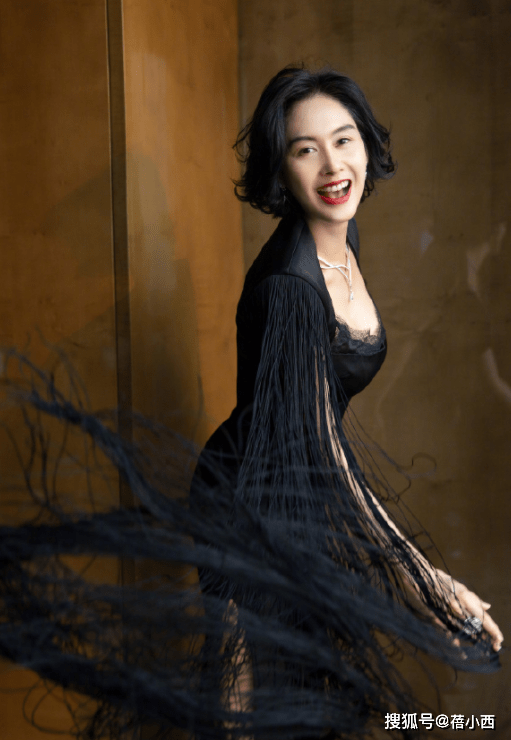 套装|朱茵这回风格大变，梳起大背头穿格纹西装套装，就她能穿出国际范