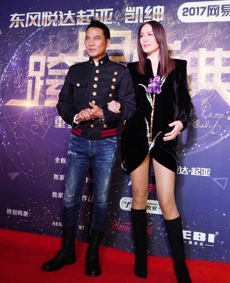 亮点|任达华琦琦“夫唱妇随”,女的穿印花裙,男的像穿粉西装,真时髦!