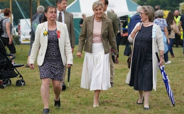 姑嫂俩|英国长公主与弟媳玩得嗨皮！穿嫩黄色衬肤显白，姑嫂俩的笑容太像