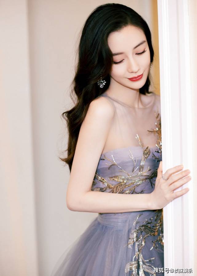 校服|Baby教师节穿校服青春感十足，扎双麻花辫露甜笑宛如清纯校花
