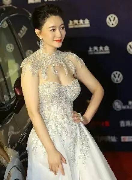 设计|45岁的李小冉身材保持这样真不容易，穿抹胸裙凹出性感曲线，真美
