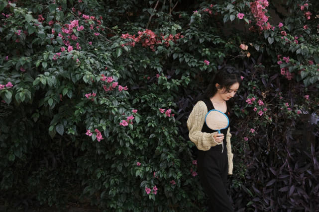 赵丽颖|赵丽颖气质彻底开挂！穿露脐装秀小蛮腰，优越身材不像生了娃的人