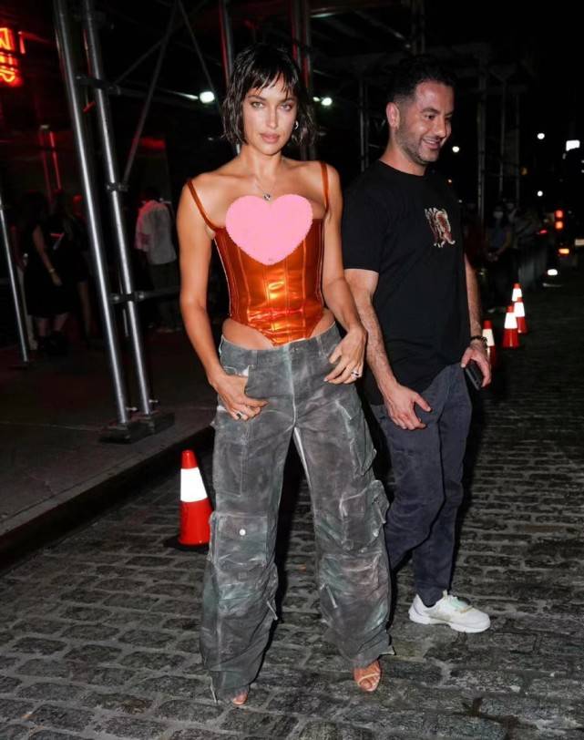 皮质|名模伊莲娜现身宝格丽晚宴真惨!皮质吊带凹出粗胯,身材变得魁梧