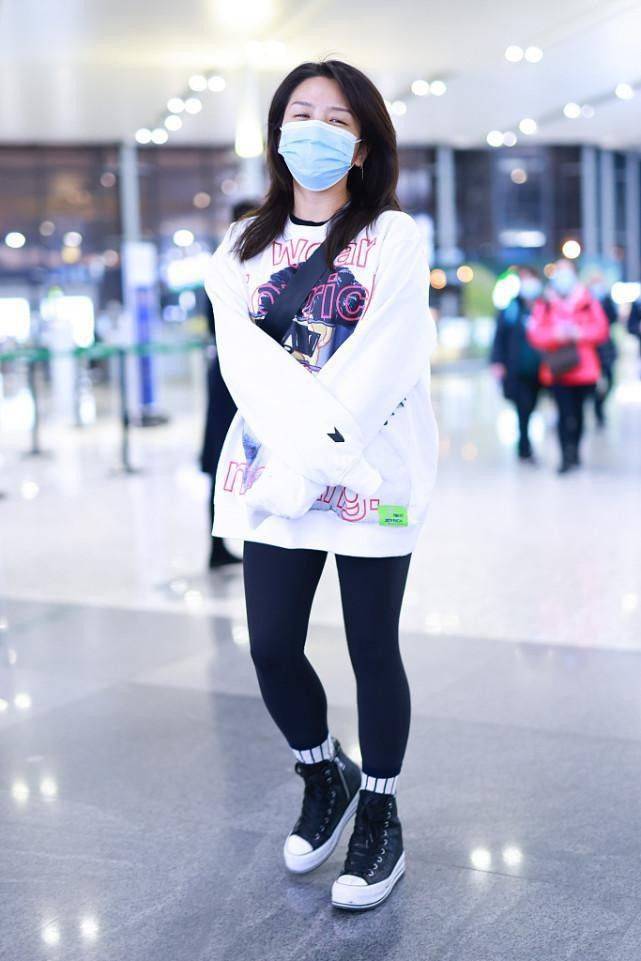 超短裙|何洁身材微胖却很会穿,卫衣配鲨鱼裤活力十足,穿出少女的活泼感