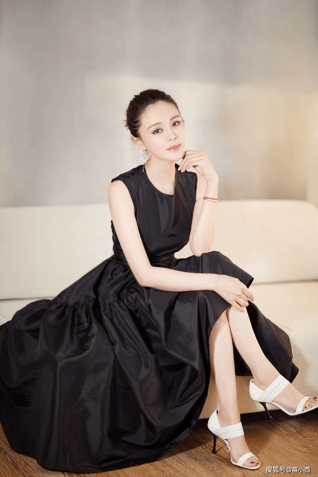 条纹|佟大为的老婆带儿子走机场，穿条纹衬衫配牛仔裤，简约高级又减龄