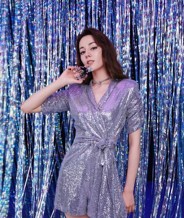 曲线|迪丽热巴香槟礼服大秀凹凸身材，腰部曲线露出女人味，妩媚又高贵