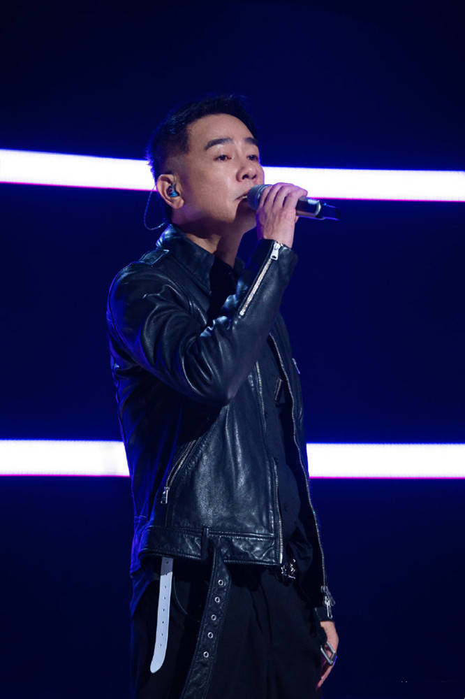 陈小春|穿一身白又痞又帅，54岁“披荆斩棘”站C位，陈小春，算你狠