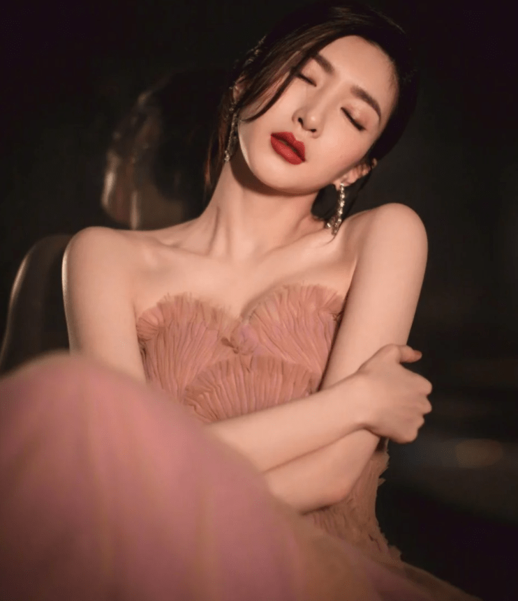 黑色|江疏影：一个被演戏耽误的时尚达人，衣品超高