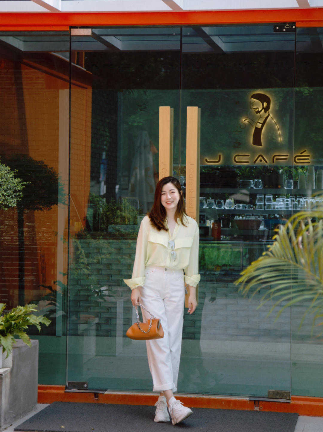 是属于|秋天的穿搭指南,衬衫搭配白色牛仔裤温柔清爽又好看,舒适大方