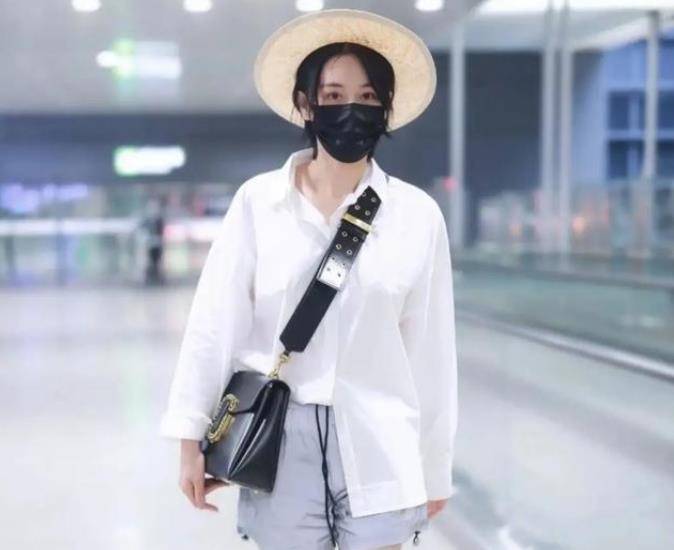 身材|宋慧乔单身之后更美了，穿白色毛衣配牛仔短裤，模样太像小姑娘了