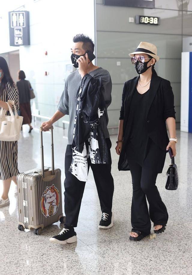 妻女|赵文卓生活中挺随性,和妻女同框穿休条纹T恤,看着挺大气