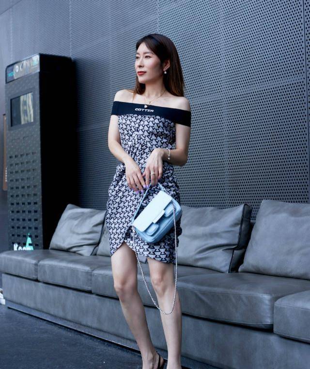 设计|女人一旦过了45，穿衣尽量：颜色素一点、款式宽一些，时髦又减龄