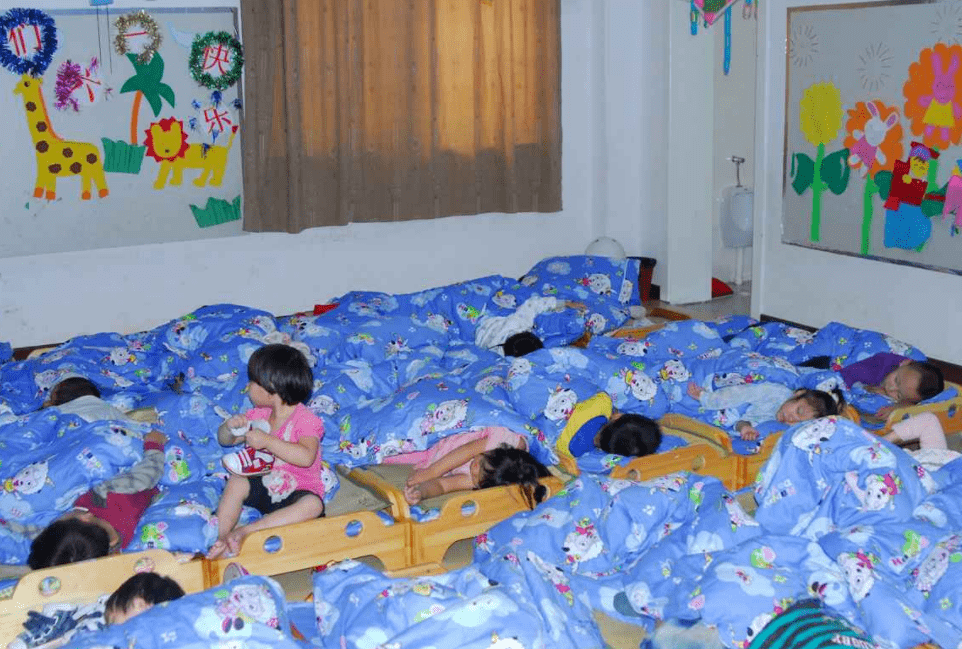 睡眠|幼儿园宣布“取消”午睡，家长炸锅纷纷声讨，园长解释压倒众议