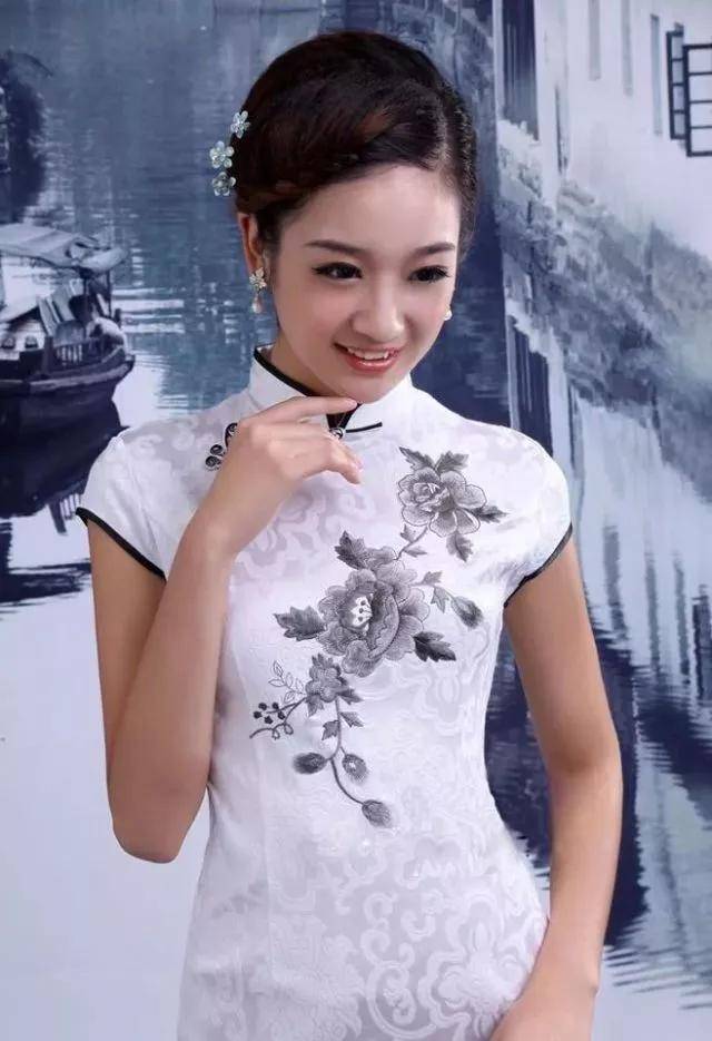 青花瓷|当旗袍碰到了青花瓷，相互衬托，真乃天作之合