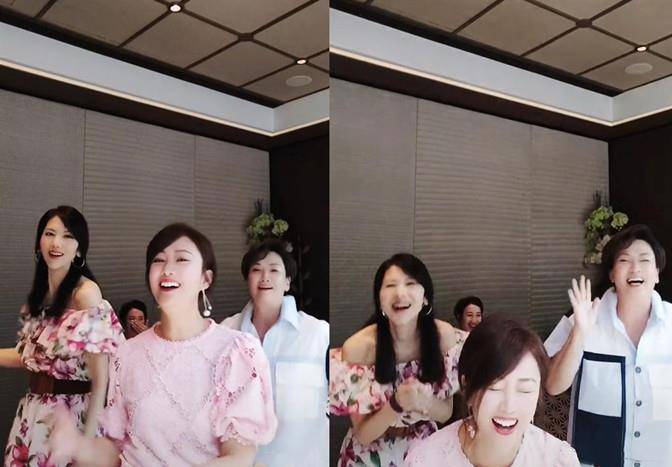 什么|梁小冰现身港姐聚会！52岁穿粉衣跳舞似选美现场，关咏荷捂嘴害羞