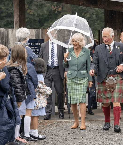 查尔斯|卡米拉被长公主孤立了?穿格纹绿裙清新大方,满脸都是褶子好嘚瑟