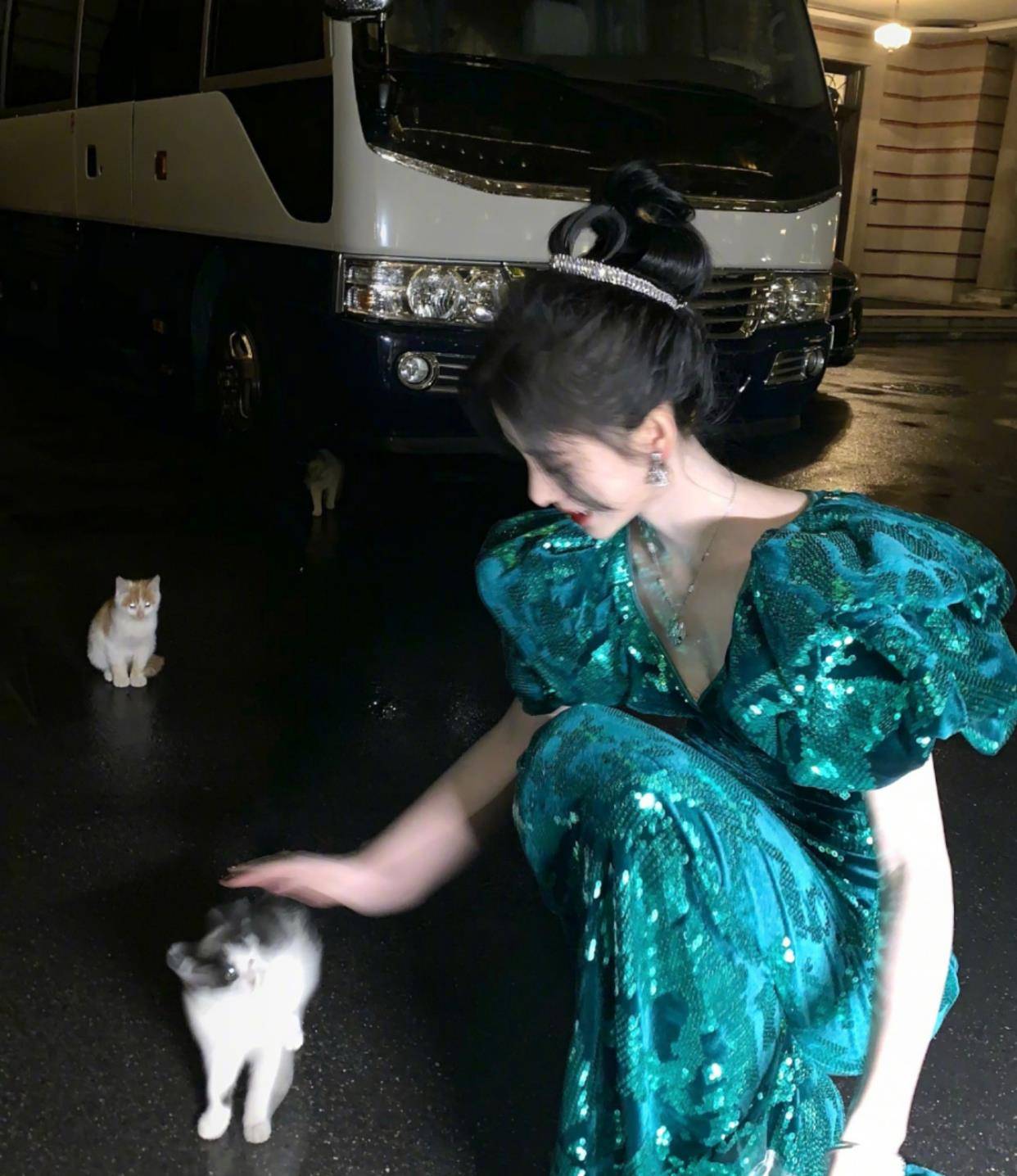 本人|鞠婧祎凭腰上热搜，身高却和精修差一截？本人亲自发视频回应
