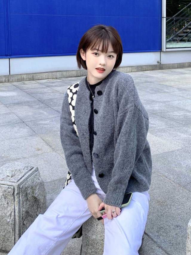 毛衣|秋季怎么穿出高级感？毛衣外套搭配牛仔半裙减龄俏皮，保暖舒适