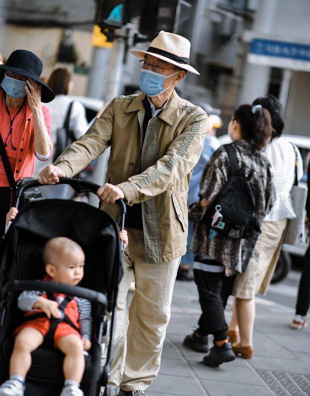 年轻人|上海街头6、70岁的老大爷，爱穿大牌爱扮酷，比小伙子还时髦