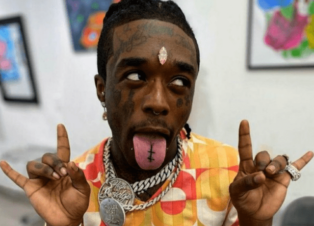 原创现实版幻视美国歌手头镶16亿粉钻表演时被粉丝徒手抠出