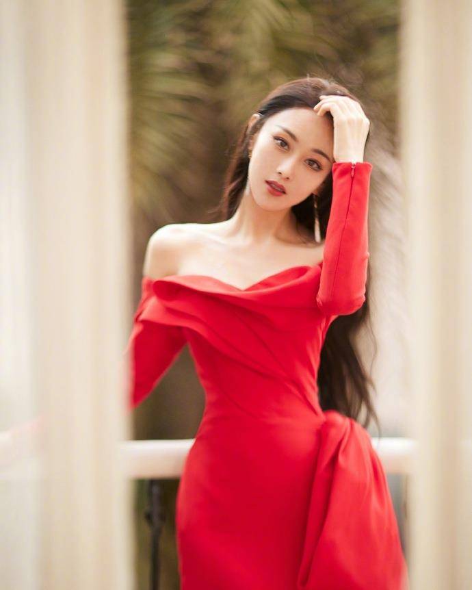 发型|张馨予“妹妹”首亮相，穿白色T恤配及腰长发，一脸娇羞让人心动