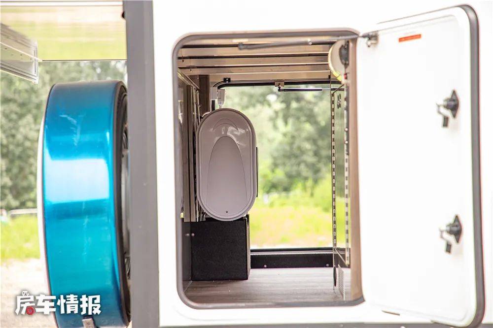 出厂14度电的霍夫勒房车 6人长途旅行可劲玩 外观比越野车还猛 车身