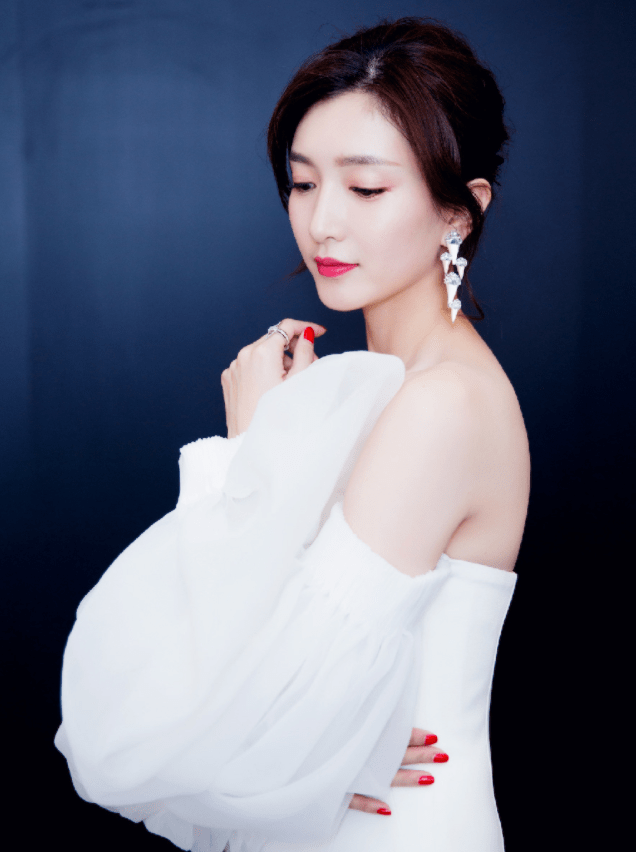 黑色|江疏影：一个被演戏耽误的时尚达人，衣品超高