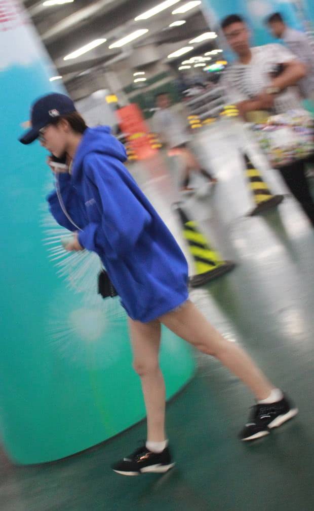 卫衣|杨紫终于自信一回，浑身穿件卫衣就出门，秀出的腿让女生看了崩溃
