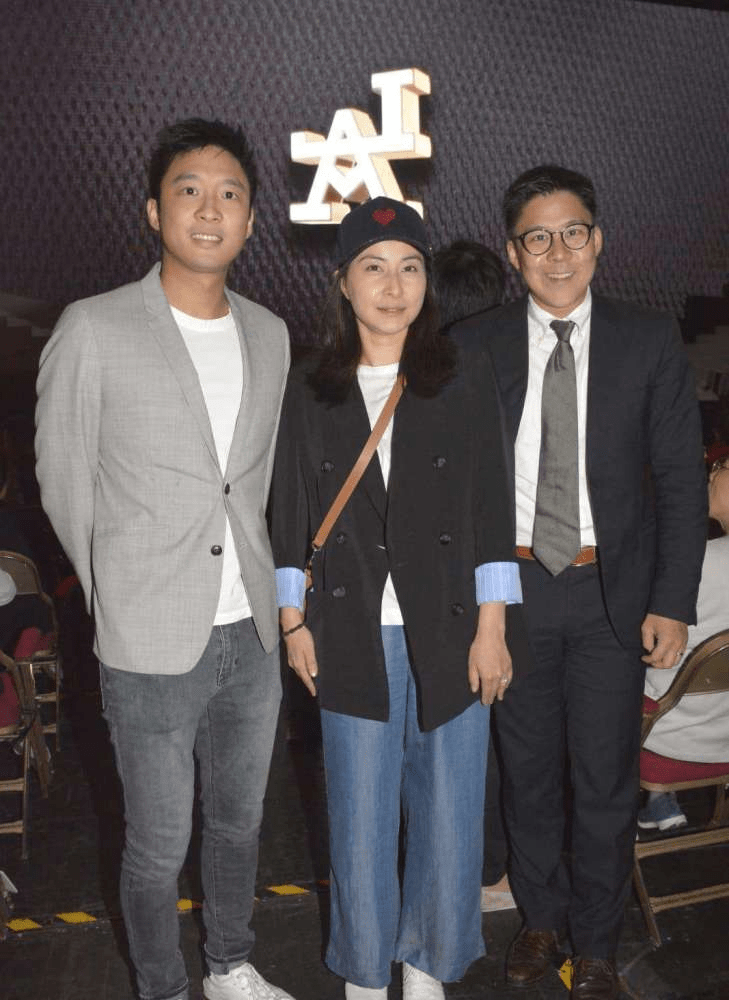 服装|?郭晶晶不愧是豪门儿媳，分寸拿捏得真好，与公公同框，更显大气