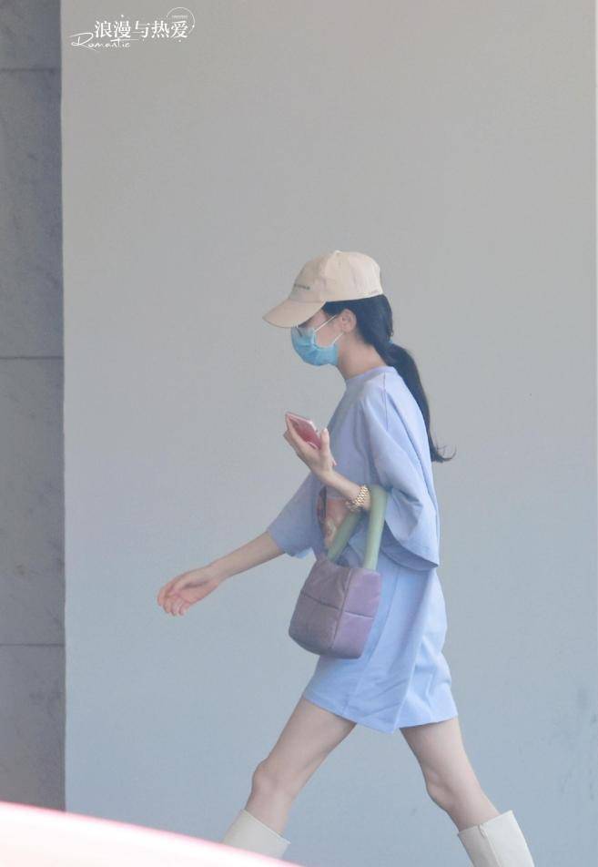 实在太|迪丽热巴机场造型曝光，浅紫T恤秀大长腿，生图实在太抢镜了