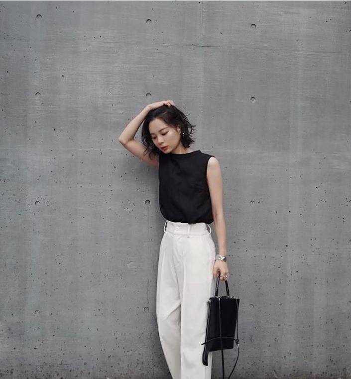 设计|40岁的你就不追求时尚了?黑+白简约穿搭,毫不费力穿出时髦感