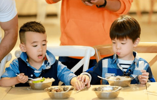 小雪|孩子在幼儿园的表现更好，难道是“两面派”？许多家长不懂娃的心