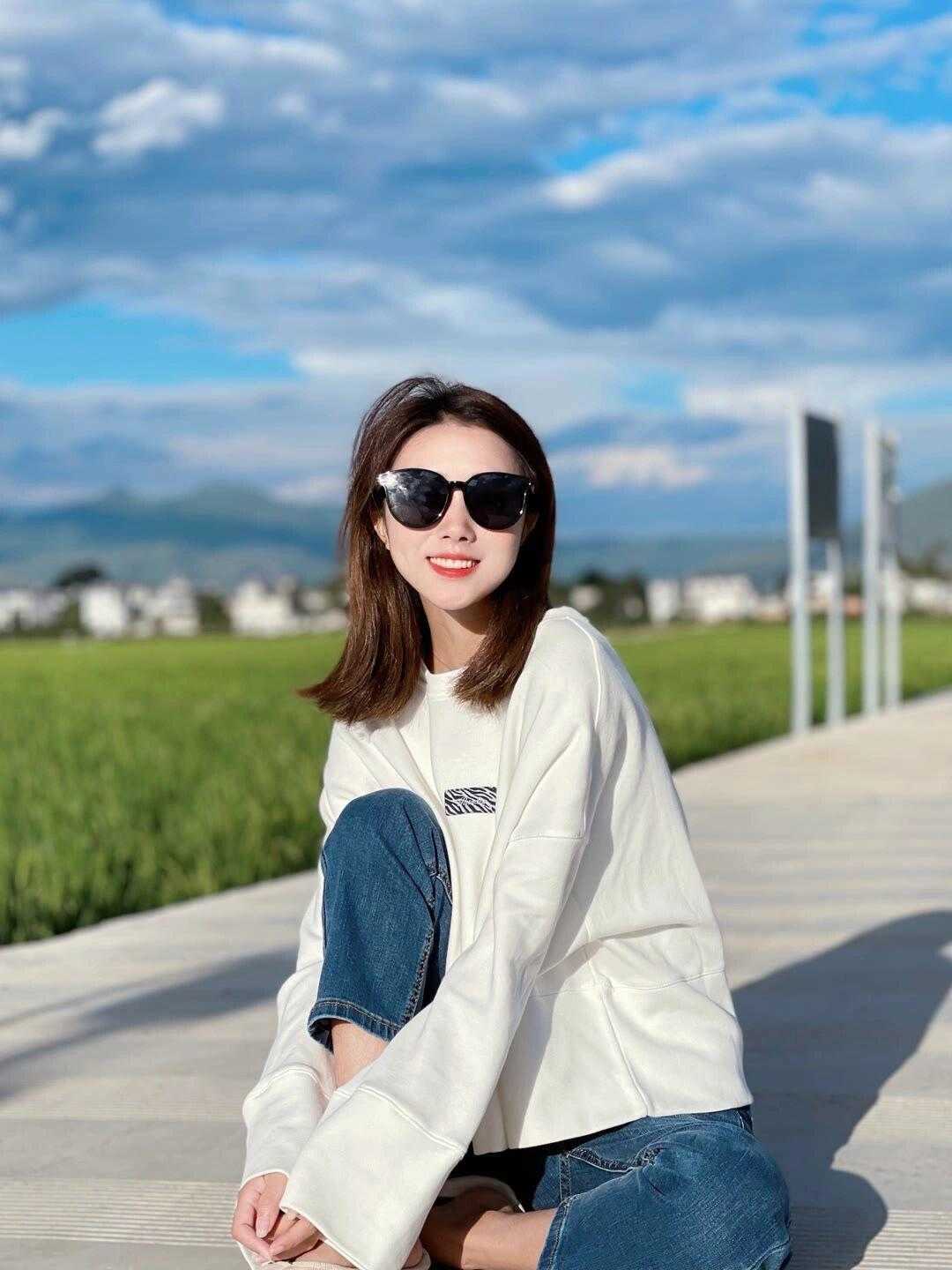 是属于|秋天的穿搭指南,衬衫搭配白色牛仔裤温柔清爽又好看,舒适大方